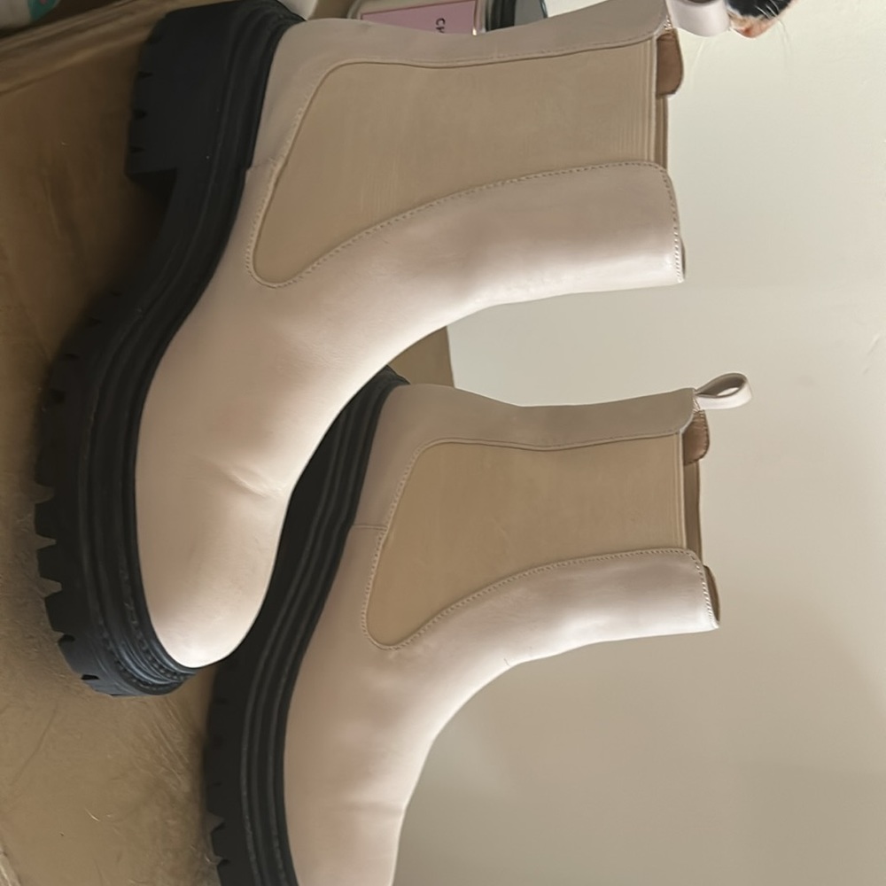 Beige boots - Picture 2 of 4